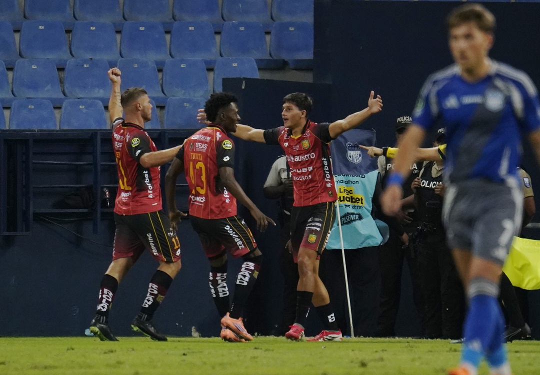 Deportivo Cuenca aprovecha la ventaja numérica y en el tramo final doblega a Emelec