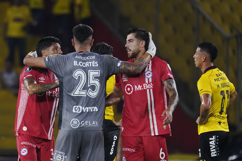 Barcelona paga caro el riesgo asumido en el final y pierde contra Argentinos Juniors