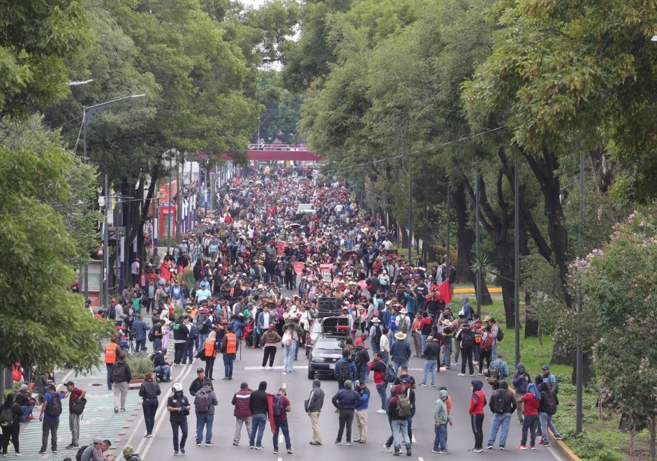 Manifestantes en México bloquean acceso al estadio Azteca