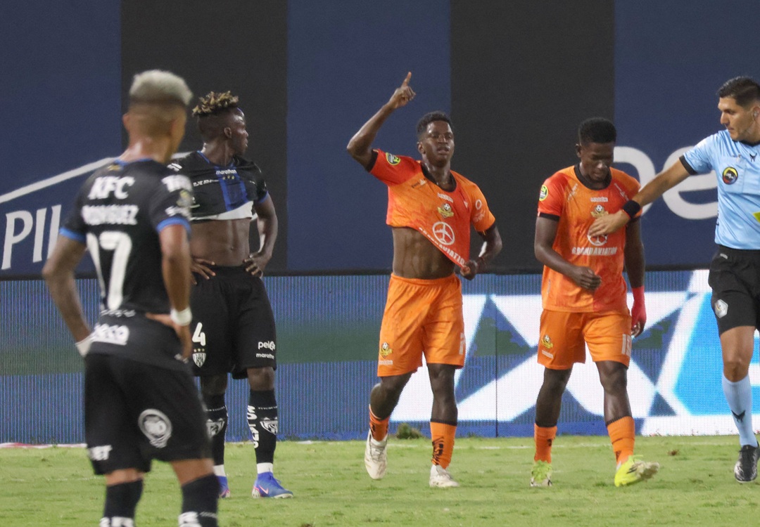 Libertad saca fuerza en los últimos minutos y logra remontada sobre Independiente del Valle