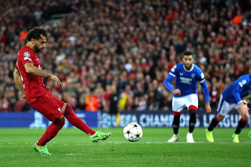 Alexander Arnold y Mohamed Salah le dan el triunfo a Liverpool sobre Rangers