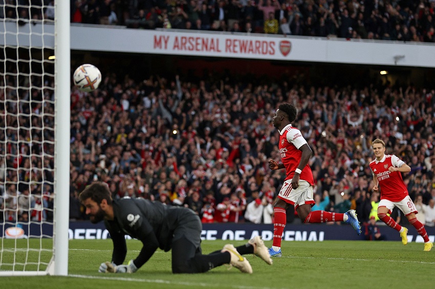 Arsenal, con doblete de Bukayo Saka, doblega a Liverpool y sostiene el liderato