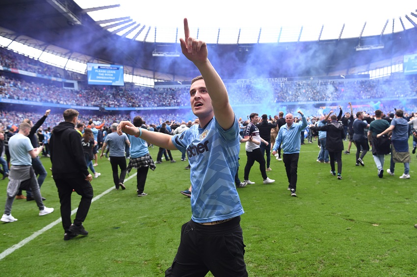 Federación Inglesa impone fuerte multa al Manchester City por invasión al campo de sus hinchas