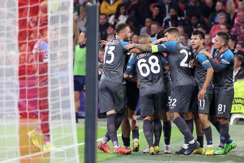 Napoli ratifica su gran momento con paliza de visitante contra Ajax