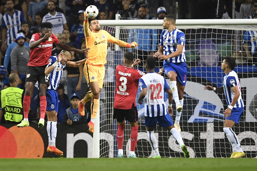 Piero Hincapié, titular en derrota del Bayer Leverkusen contra el Porto