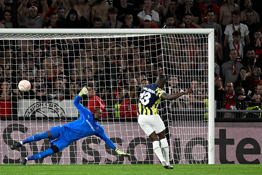 Enner Valencia convierte un gol de penal y da el empate al Fenerbahce