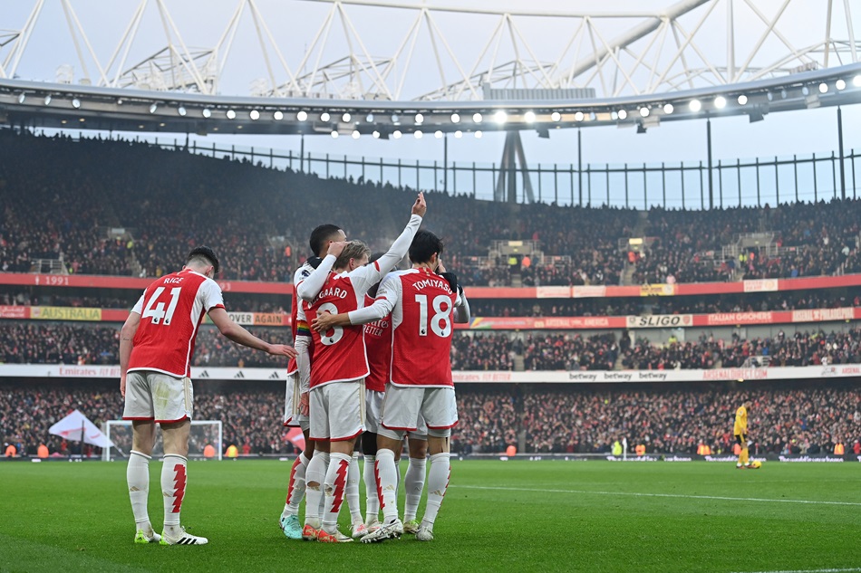 Arsenal resuelve en los primeros minutos, resiste en el final ante Wolverhampton y refuerza el liderato