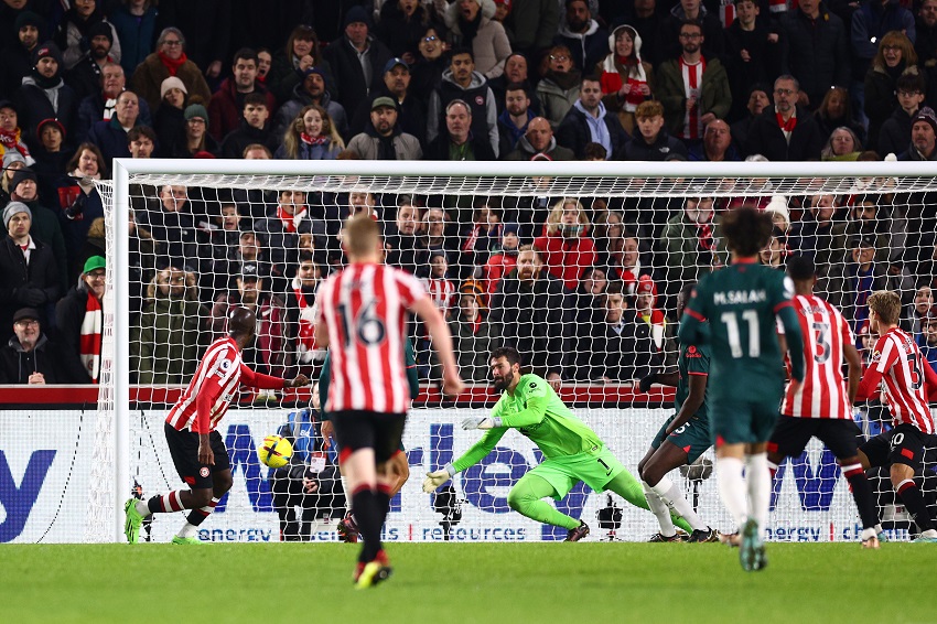 Brentford obtiene otro triunfo de altura al doblegar a Liverpool