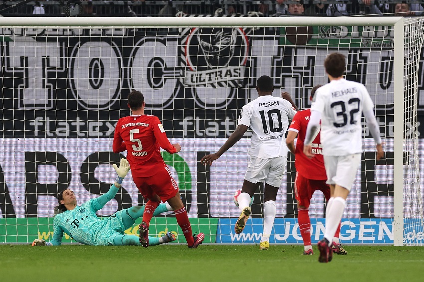 Borussia Monchengladbach doblega a un Bayern que compromete el liderato
