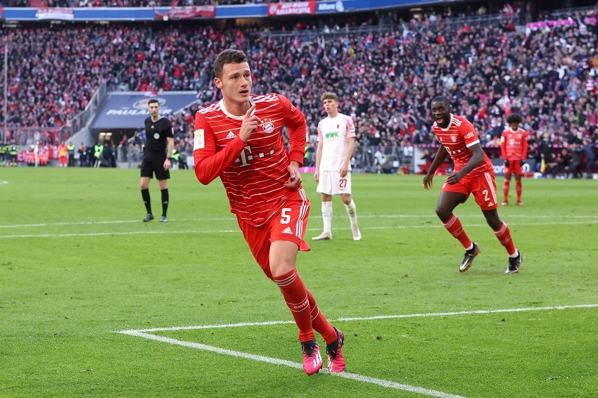 Bayern doblega en intenso duelo al Augsburgo y sostiene la punta