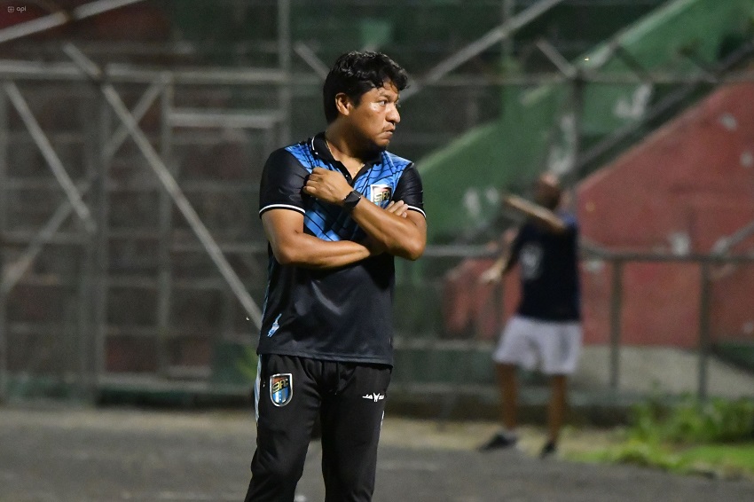 9 de Octubre anuncia la salida del entrenador Yuri Solano y designa un técnico interino