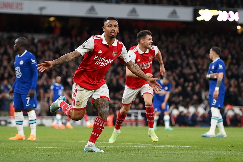 Arsenal resuelve en el primer tiempo ante Chelsea y recupera el liderato