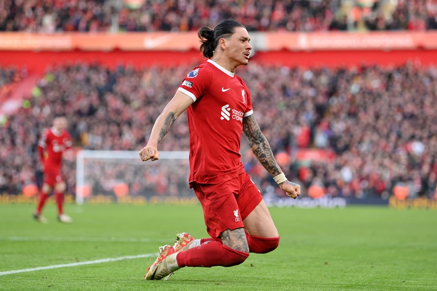 Liverpool doblega con dificultad a Burnley y sostiene el liderato