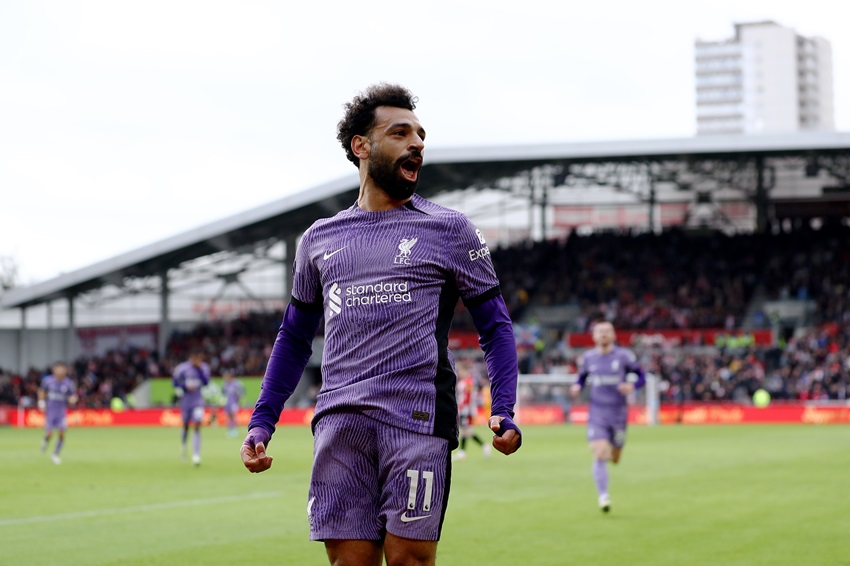 Liverpool responde pese a las bajas, golea a Brentford y se mantiene líder