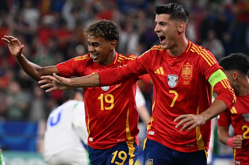 España, con un gol en contra y una clara superioridad en el juego, vence a Italia y se clasifica a octavos