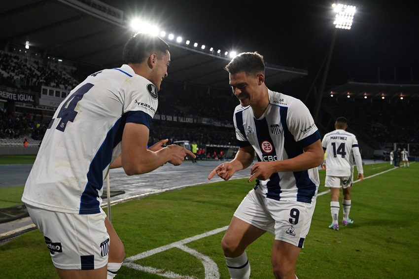 Talleres vence a un combativo Cobresal y se consolida en el liderato