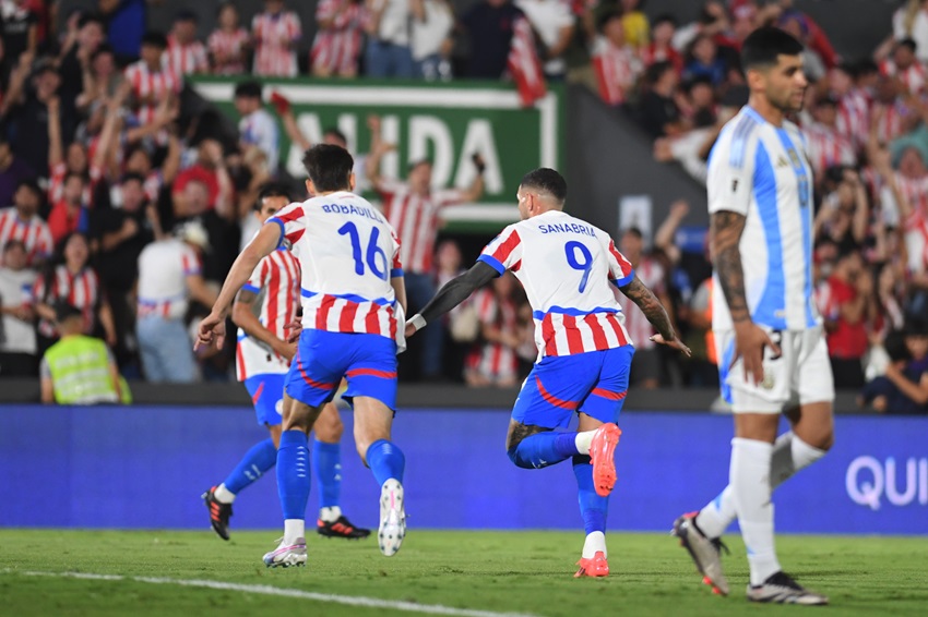 Paraguay responde con letal juego aéreo y logra remontar sobre Argentina