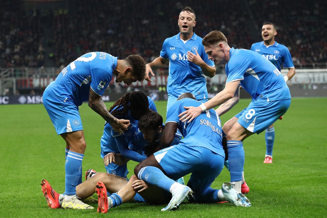 Napoli obtiene el triunfo contra Milan y afianza su liderato