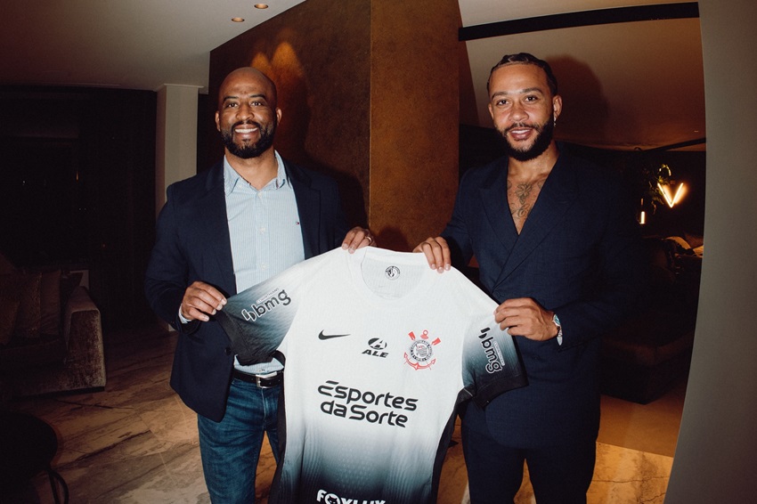 Memphis Depay, presentado oficialmente en el Corinthians