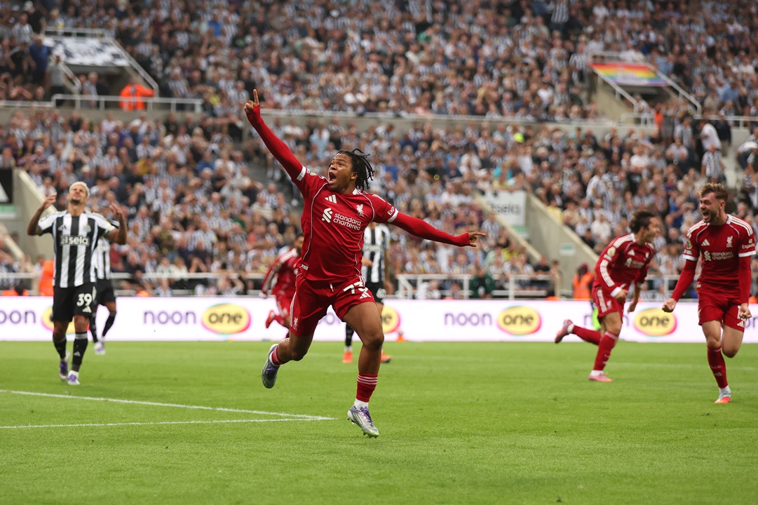 Liverpool doblega en el último suspiro a un Newcastle con diez jugadores en partido dramático