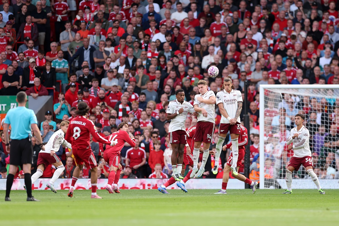 Liverpool doblega al Arsenal con espectacular gol de Dominik Szoboszlai