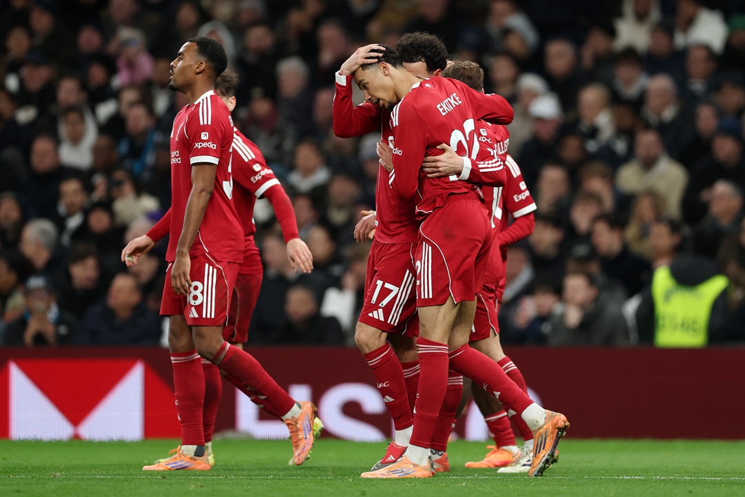 Liverpool sufre para ganar a un Tottenham que termina con 9 jugadores