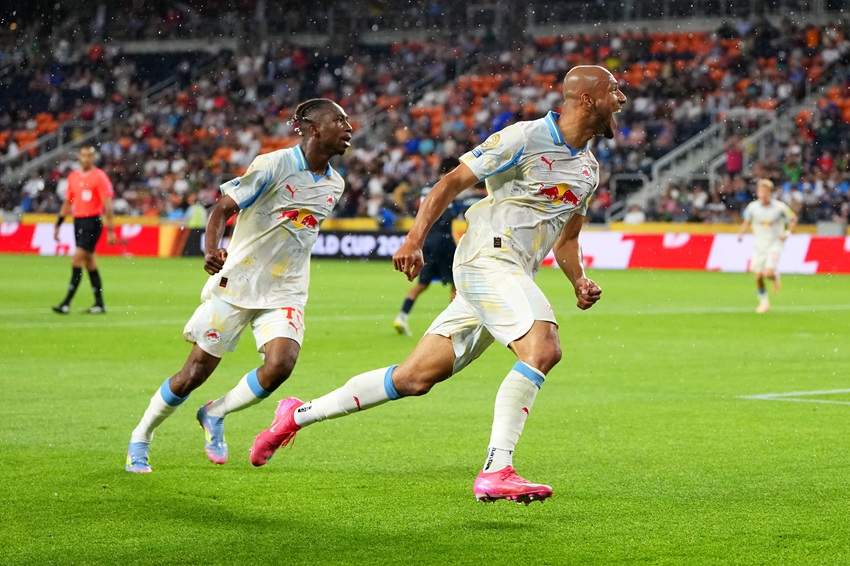 Salzburgo vence a Pachuca en choque interrumpido por tormenta eléctrica