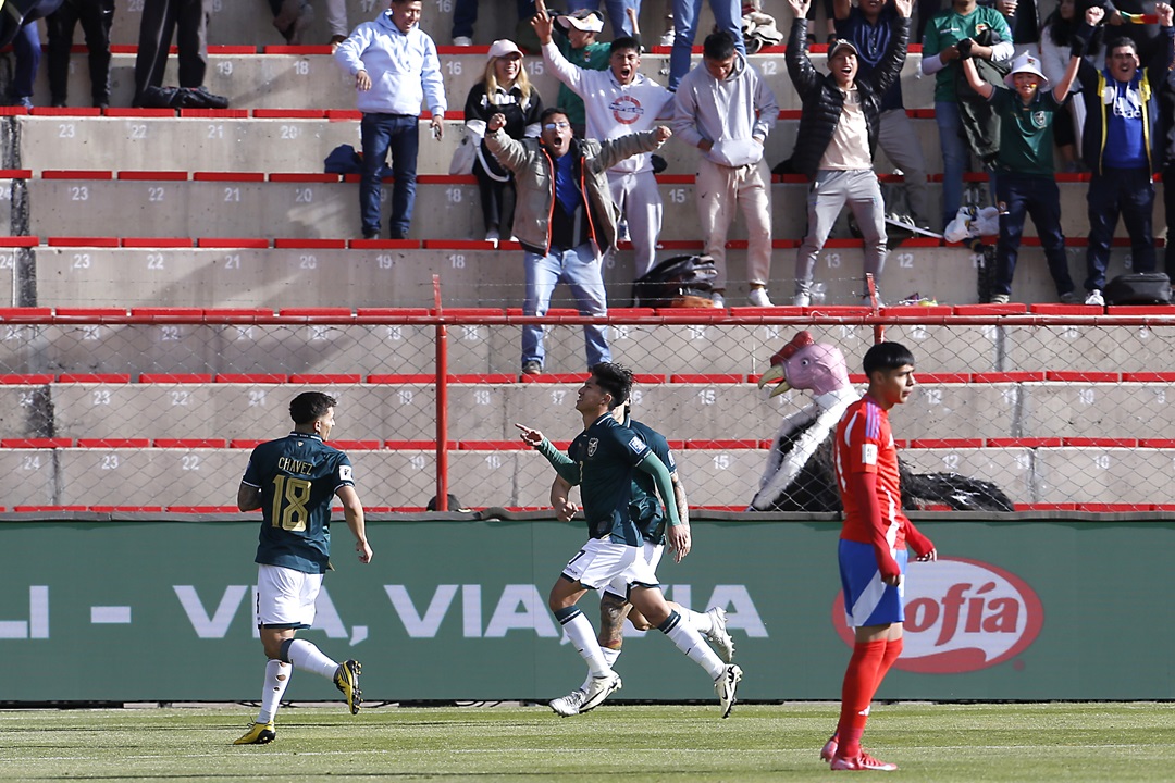 Bolivia mantiene viva la esperanza al vencer a un Chile que se despide de toda opción