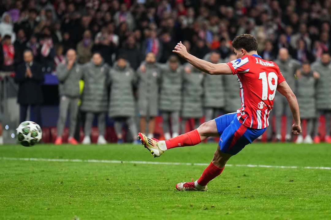 IFAB modifica regla de los penales tras el doble toque de Julián Álvarez