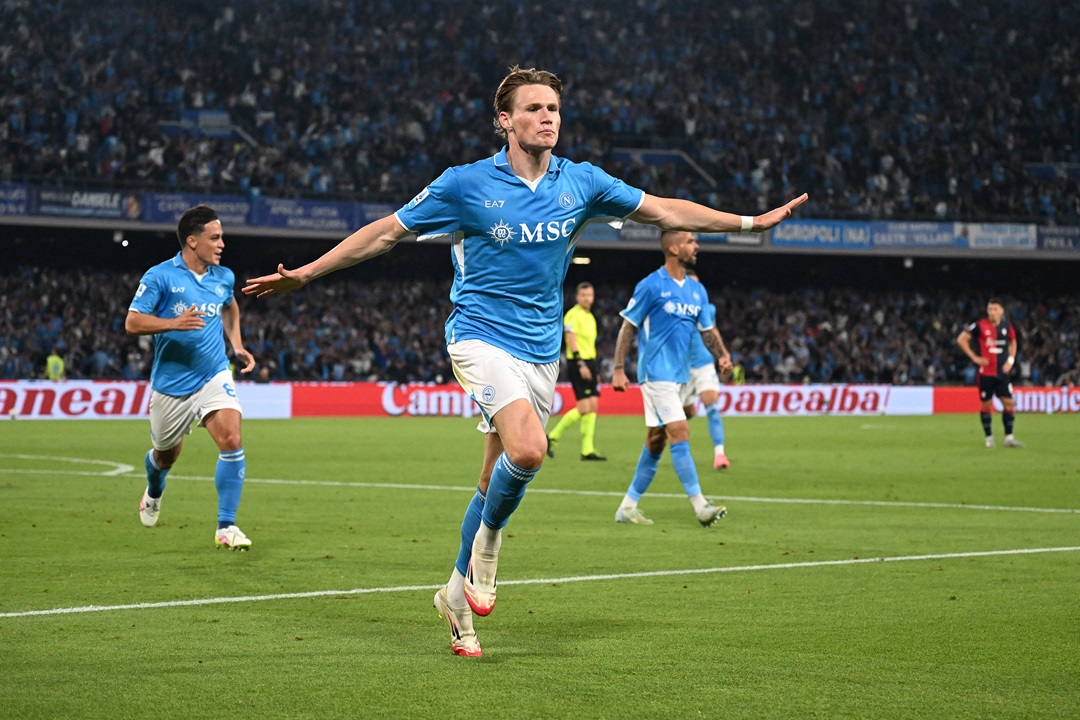 Napoli doblega a Cagliari y se proclama campeón de la Serie A