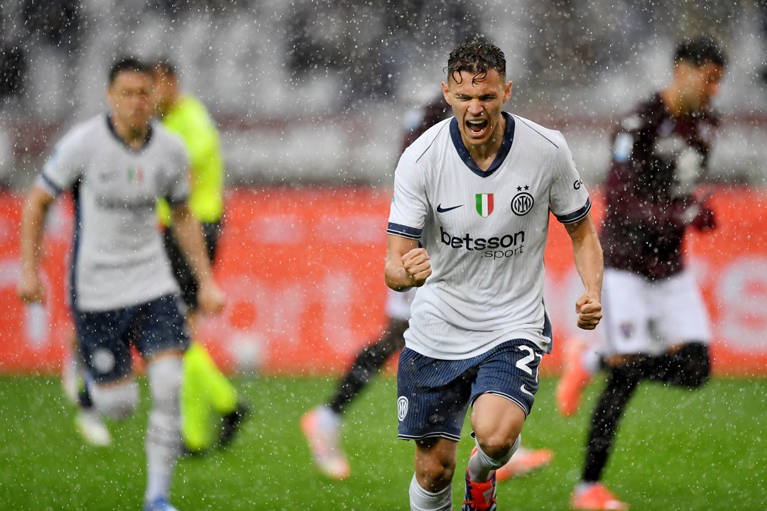 Inter supera al Torino bajo un diluvio y no renuncia a la pelea