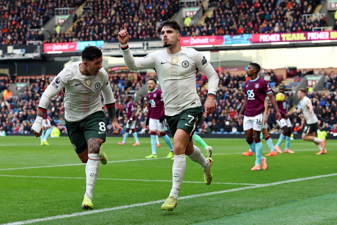 Chelsea da descanso a Moisés Caicedo, derrota al Burnley y aprieta la lucha por la punta