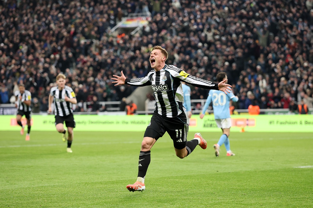 Newcastle doblega al Manchester City con doblete de Harvey Barnes