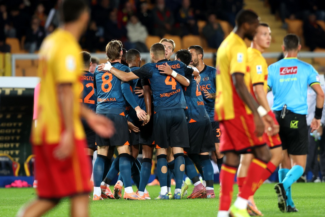 Napoli vence en partido difícil a Lecce y sostiene el liderato