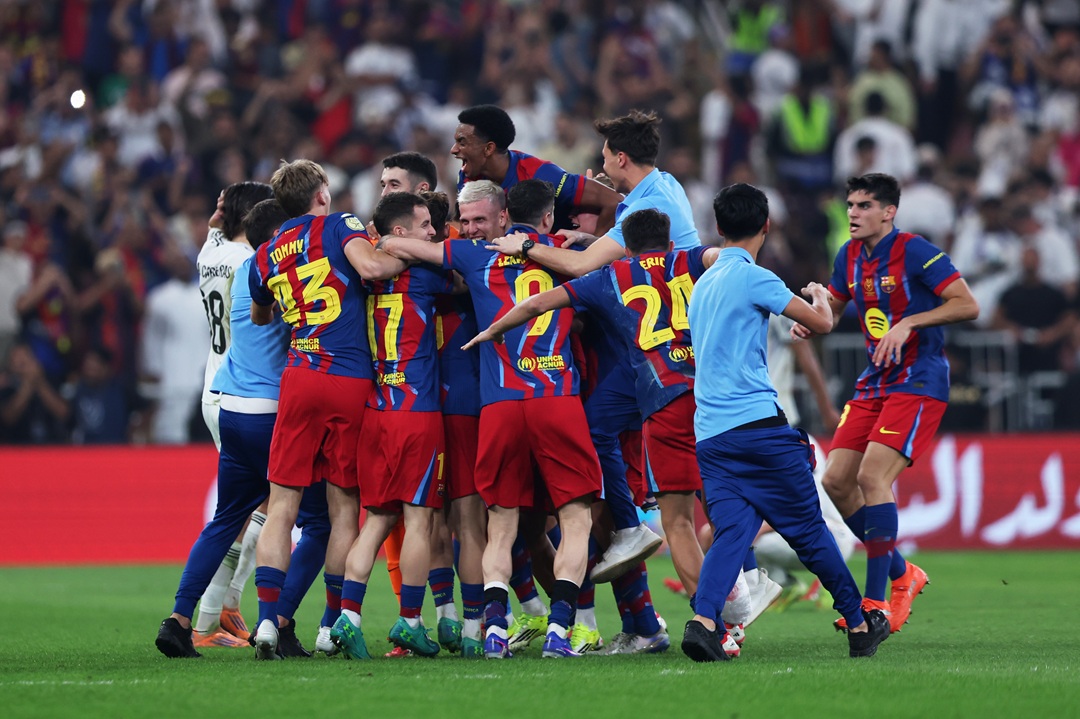 El Barcelona vence al Real Madrid con doblete de Raphinha y es campeón de la Supercopa de España