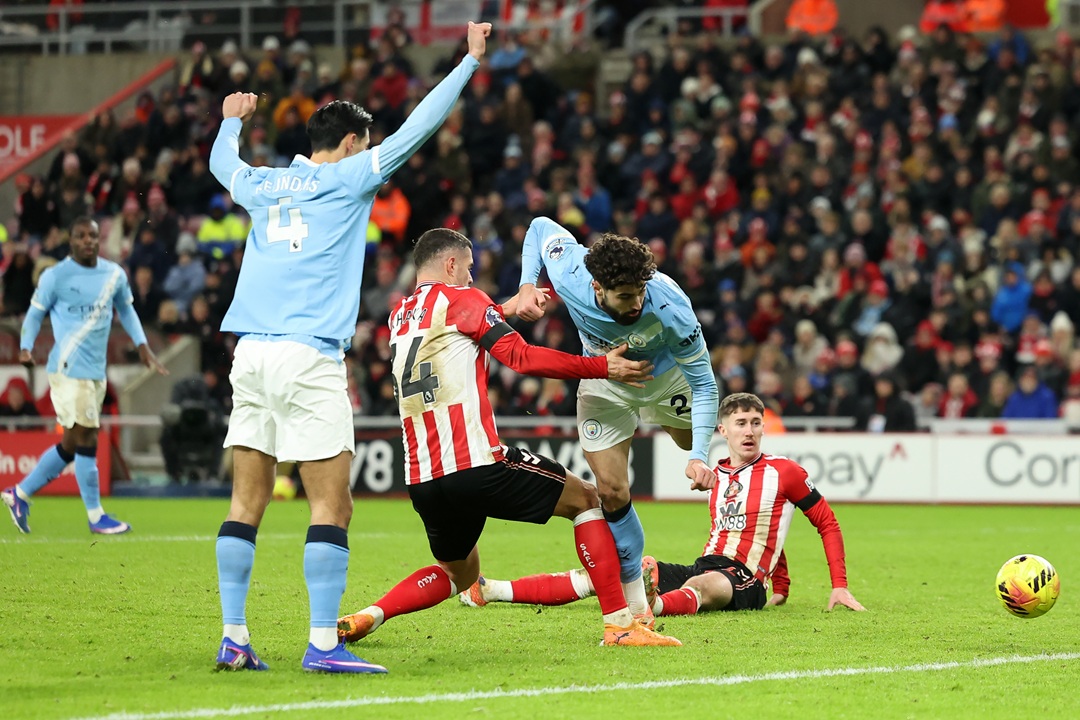 Manchester City empata ante Sunderland y afloja la presión por el liderato