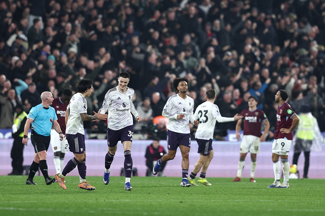Manchester United logra empate agónico ante West Ham, pero frena su racha y prolonga la espera del hincha viral del cabello