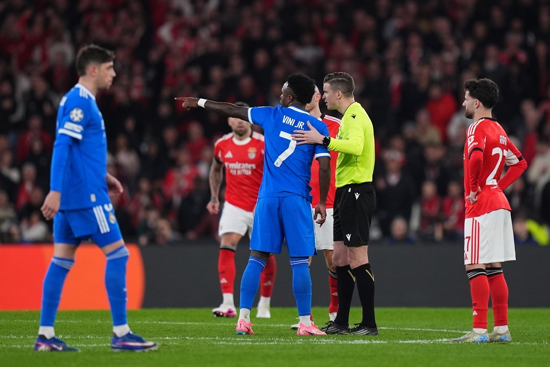 Real Madrid vence al Benfica con golazo de Vinícius en un partido caliente y con incidente racista
