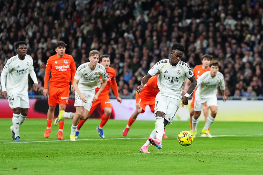 Real Madrid golea a Real Sociedad con doblete de Vinicius y se coloca líder provisional