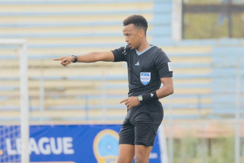 Omar Artan es recibido como héroe en Somalia y promete que arbitrará en la próxima Copa del Mundo