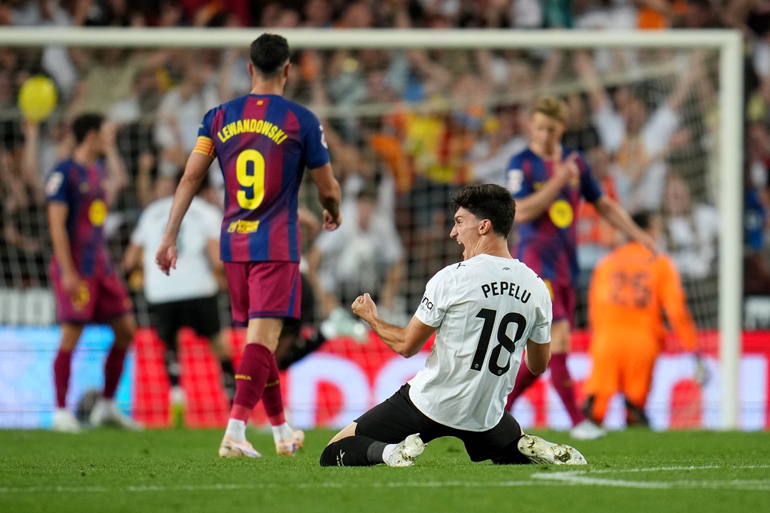 El Barcelona cierra la temporada sufriendo remontada frente al Valencia
