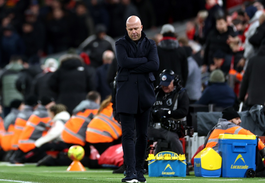 Liverpool destituye al entrenador Arne Slot