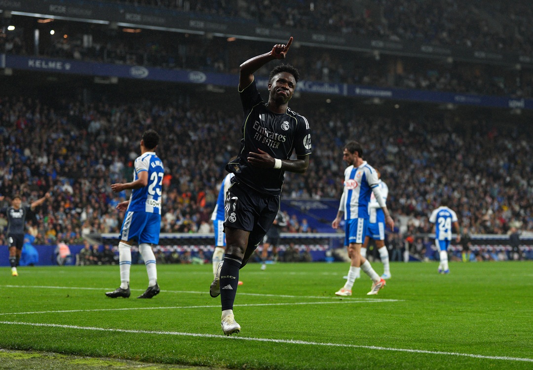 Con doblete de Vinícius, Real Madrid doblega a Espanyol y pospone el festejo del Barcelona