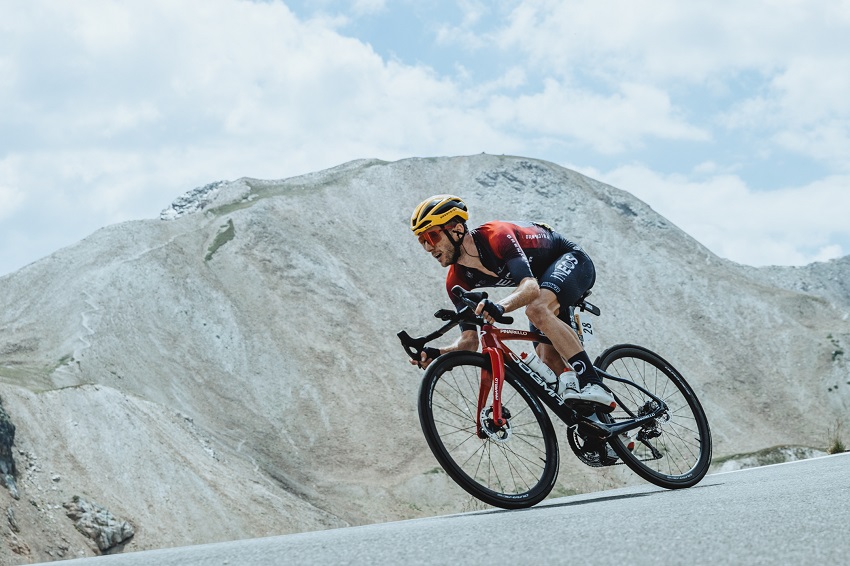 Adam Yates dejará el Ineos y será compañero de Tadej Pogacar en el UAE