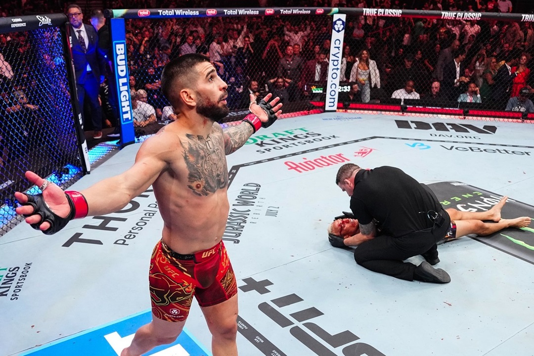 Ilia Topuria noquea a Charles Oliveira en el primer asalto y se convierte en el nuevo campeón de peso ligero