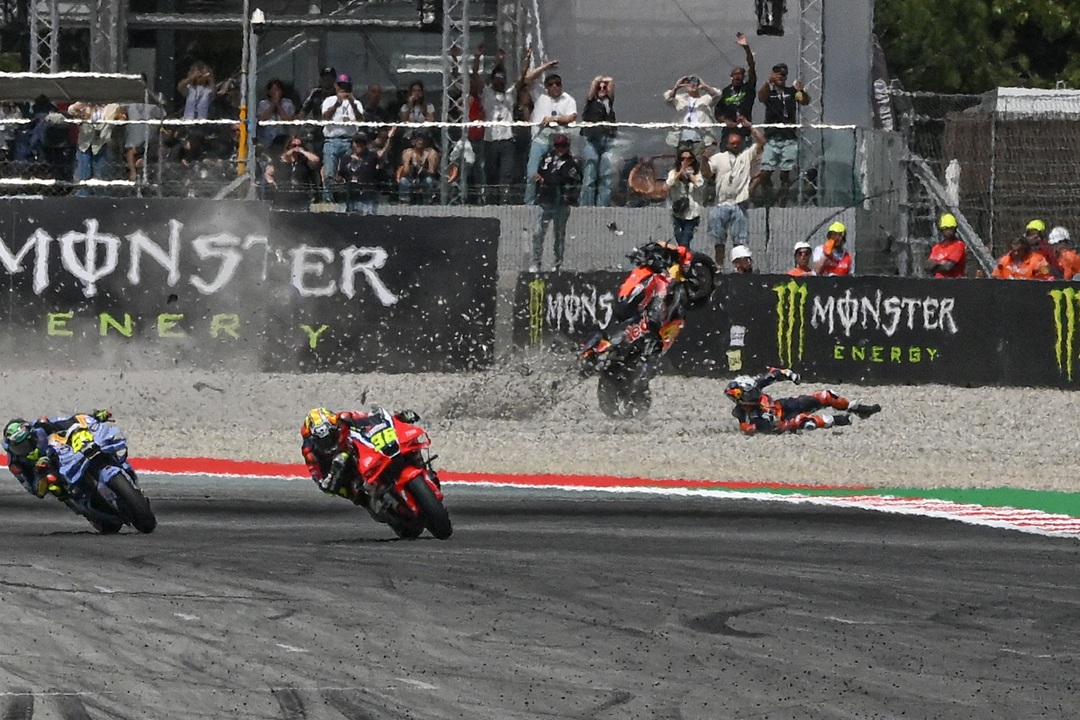 Fabio Di Giannantonio gana un accidentado Gran Premio de Cataluña de MotoGP
