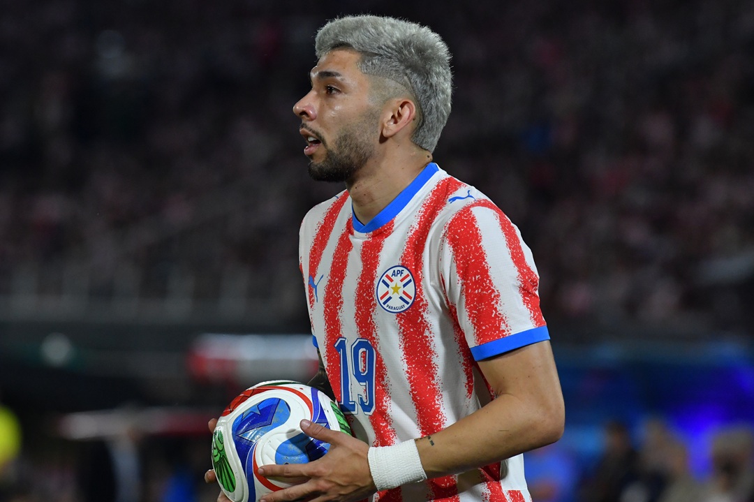 Julio Enciso entrenó con normalidad y podría ser titular ante EEUU