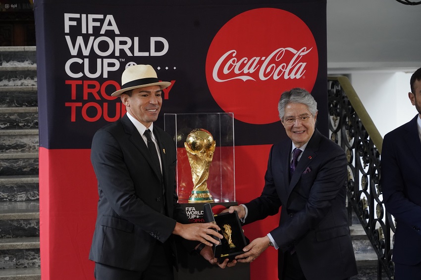 El trofeo del Mundial se exhibe en Quito dentro de su recorrido rumbo a Catar