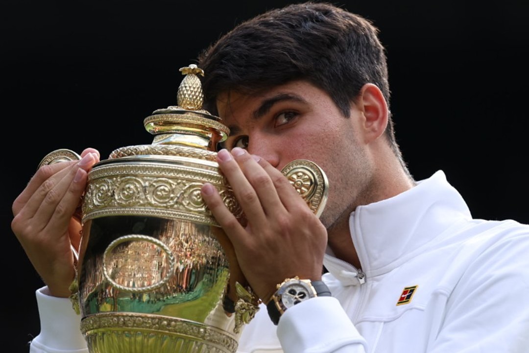 Carlos Alcaraz arrolla a Novak Djokovic y revalida el título en Wimbledon