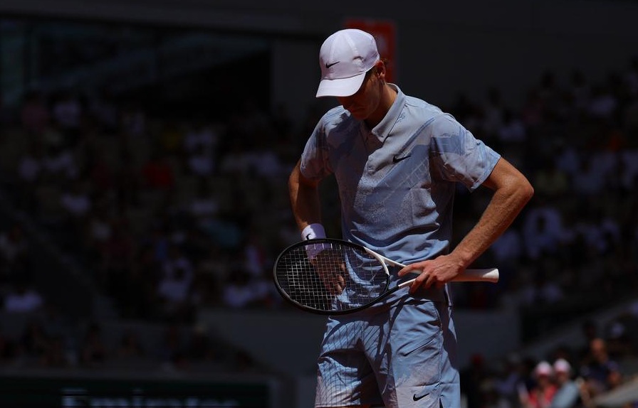 Jannik Sinner se somete a pruebas médicas tras el malestar físico que sufrió en Roland Garros